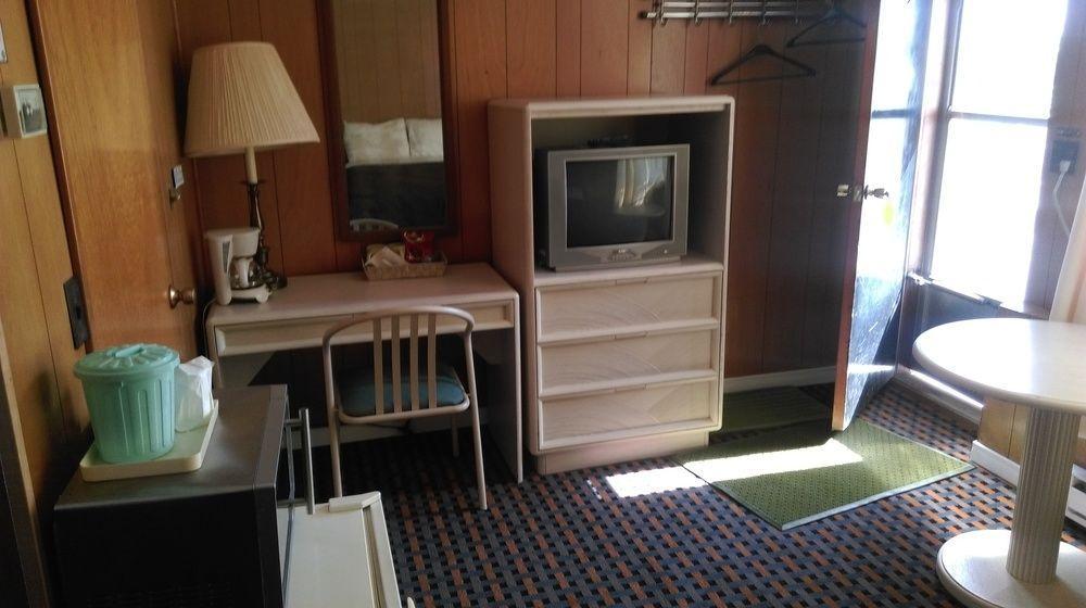 Bay Lake Inn - Frontiersman Motel Latchford Exteriör bild