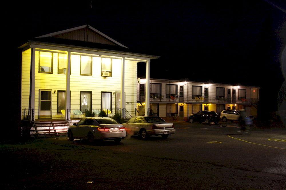 Bay Lake Inn - Frontiersman Motel Latchford Exteriör bild