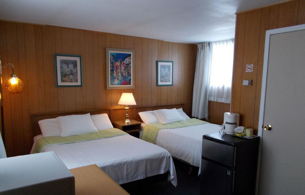 Bay Lake Inn - Frontiersman Motel Latchford Exteriör bild